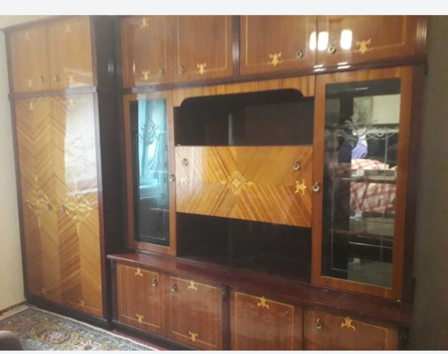 Mobilier : dulap, canapea extensibilă și masă extensibilă