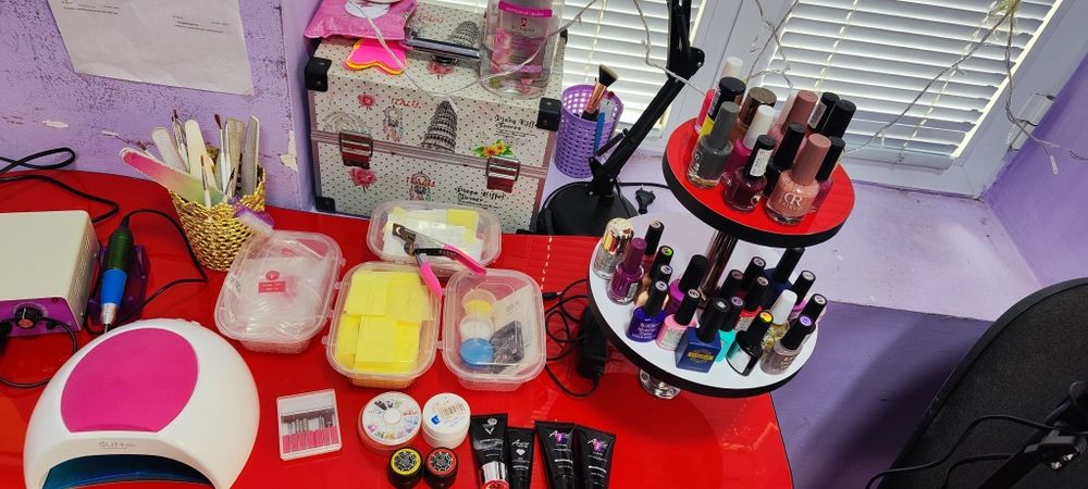 Manikur stol va laklar aparatlar