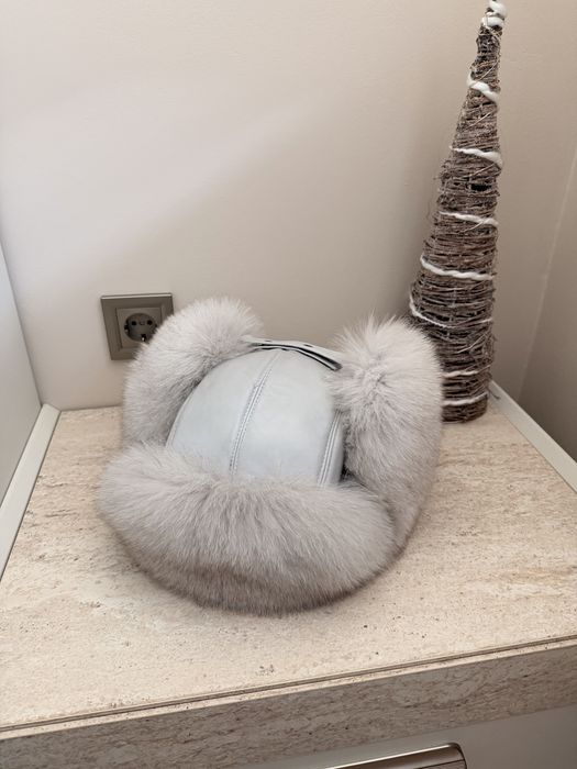 Шапка с естесвен пух от лисица