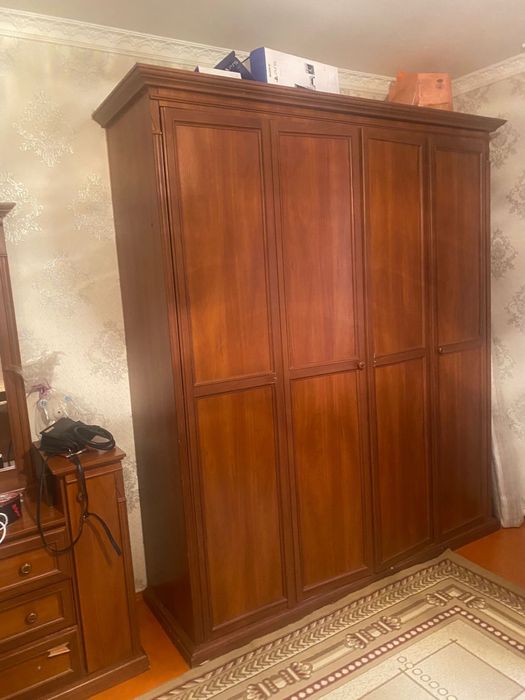 Спальный мебель( шкаф,туалетный столик, кровать )