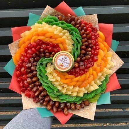 Букет из сухофруктов и сладостей