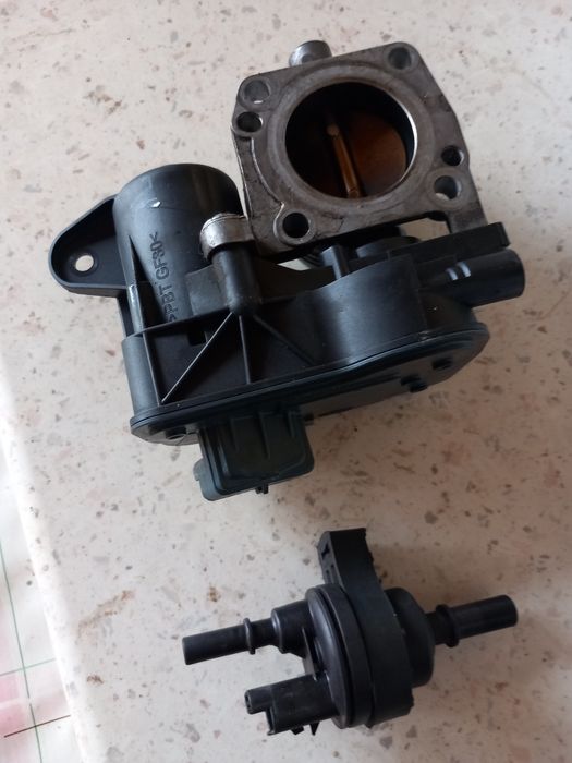 Дросел и вакум Пежо 2008 1.2 дросел и вакум