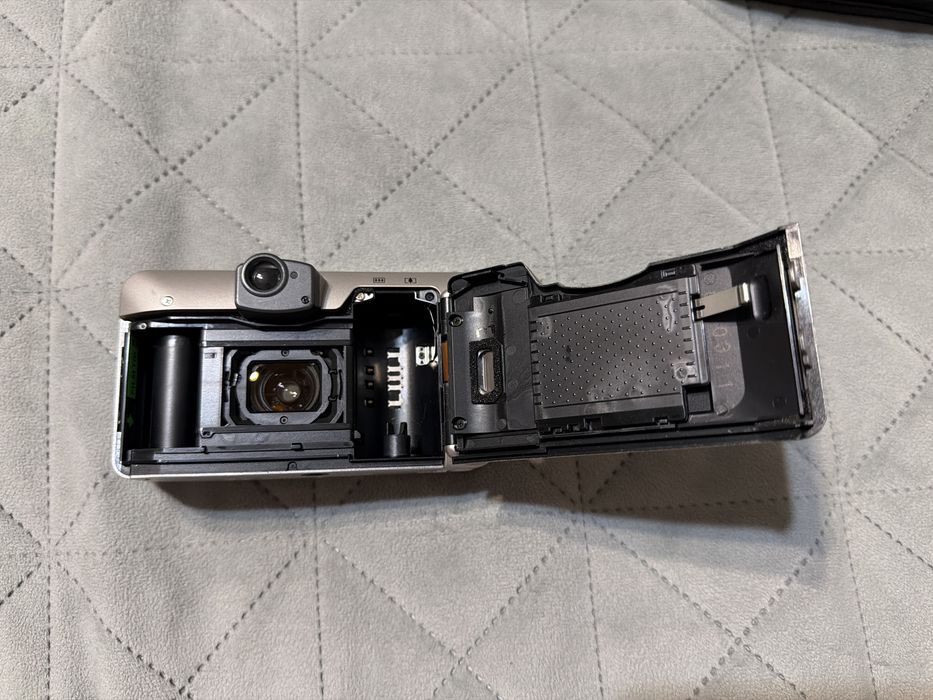 Se vinde aparat foto FujiFilm Zoom Date 123SR