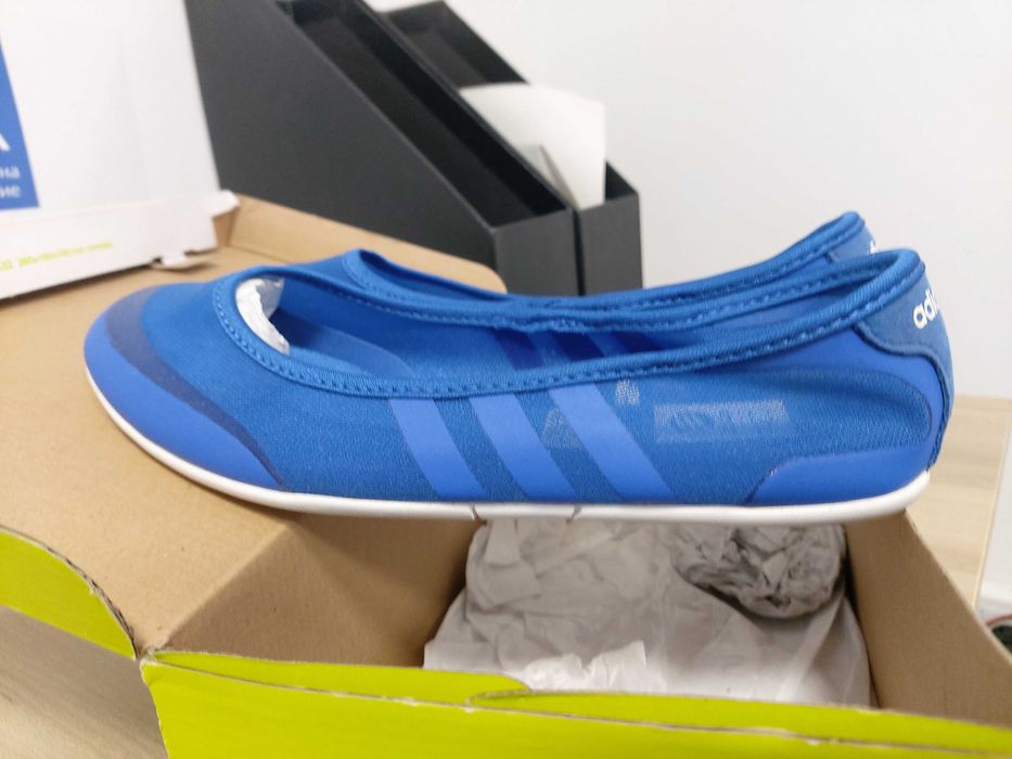 Обувки Adidas изработени от много финна копринена , мрежеста материя .