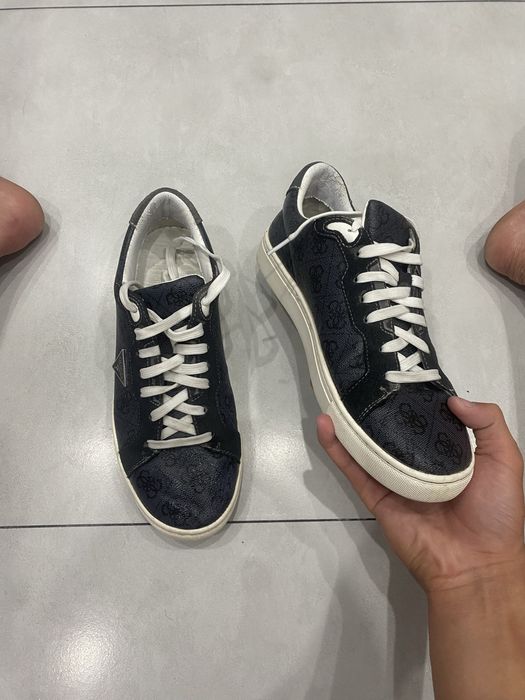Продается кроссовка Guess размер 41