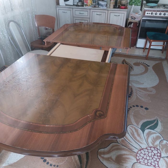 Продам стол в гостиную.