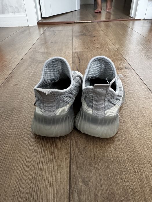 Продам кроссовки изики