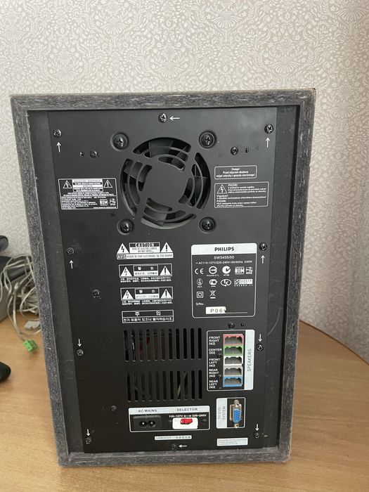 Ящик с колонками и два джостика