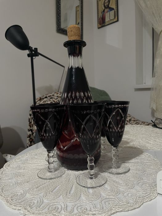 Sticlă și 6 pahare rubin