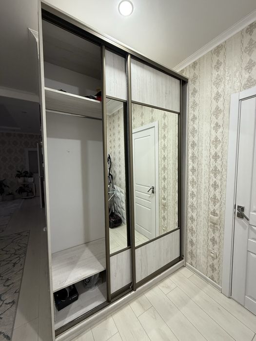 Шкаф купе с зерколом