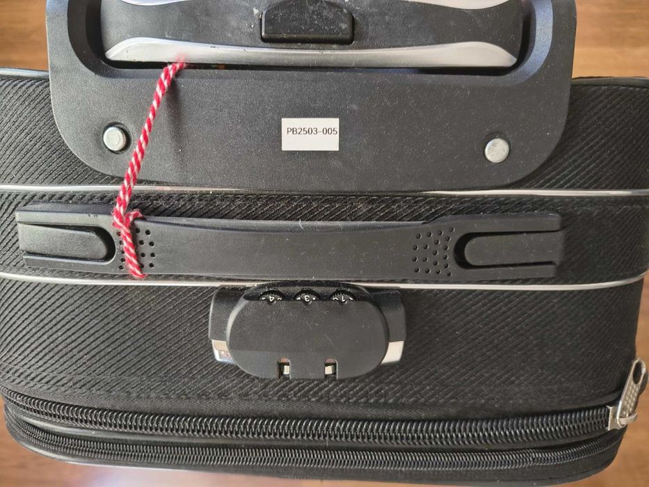 Куфар 55/39/19 с код за закопчаване и махащи се колелца