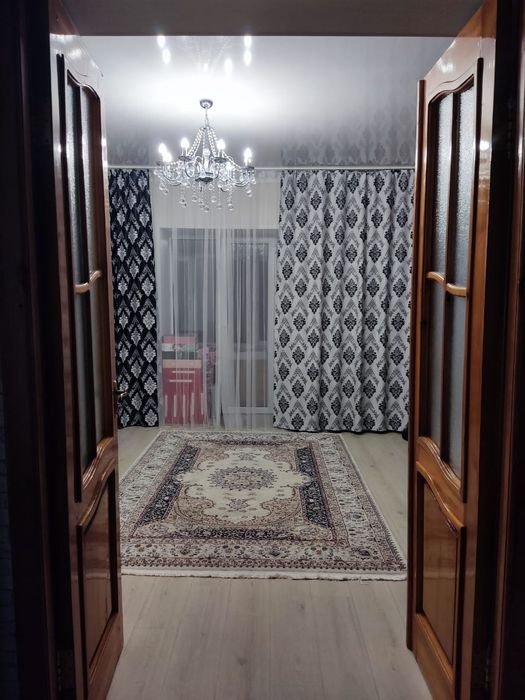 Люстра в зал (8 лампочек)