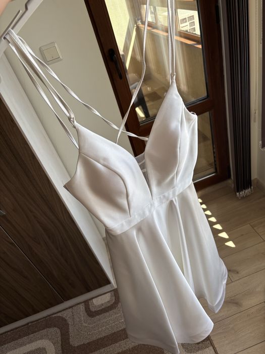Чисто нова бяла рокля