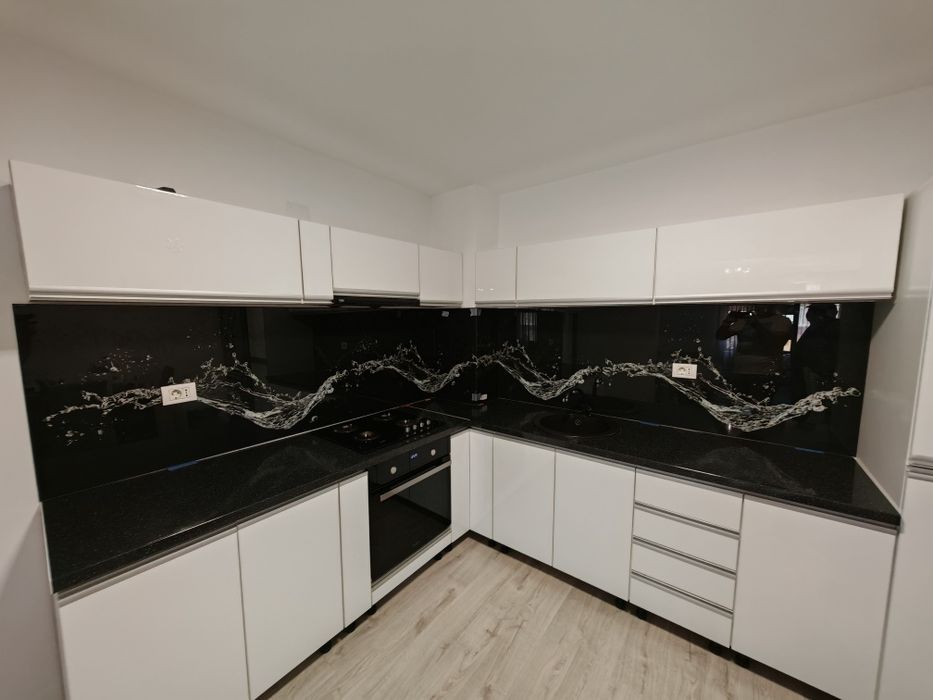 Sticla  printata montata intre corpurile de bucatarie