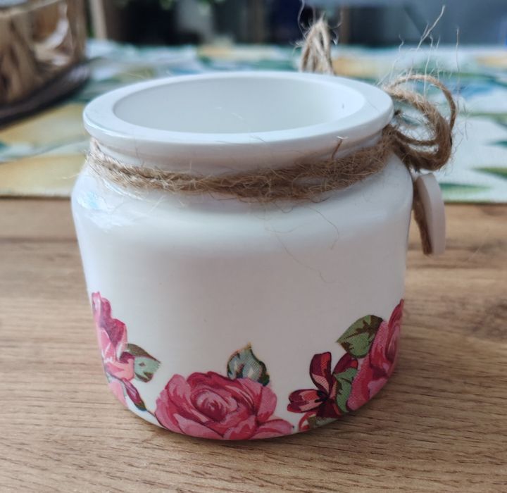 Малко бурканче ръчно изработено, декупаж