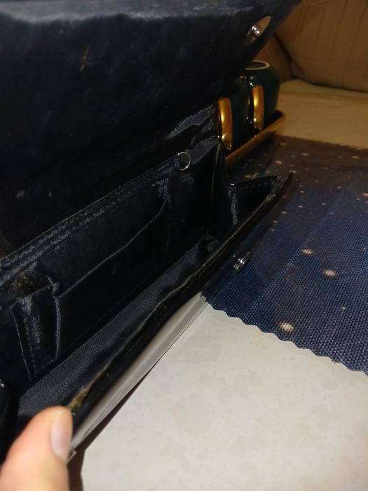 Вулгарный клатч украшенный стразами