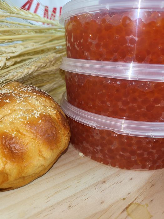 Икра форели. Икра кеты. Натуральная икра .