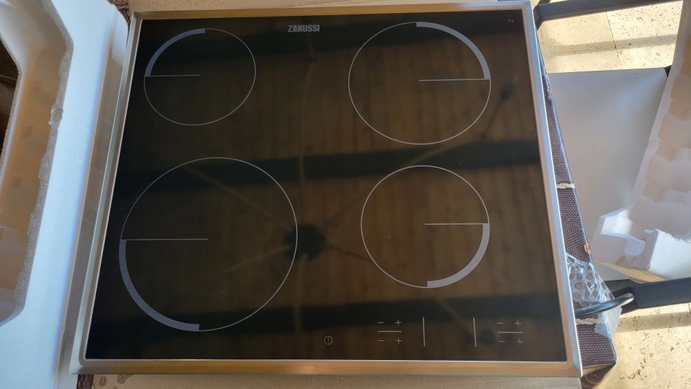 Plita electrica ZANUSSI vitroceramica, nu este pe inductie.
