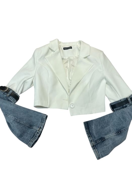 Ефектен деним комплект: Дънки с колани и късо сако с дънкови ръкави