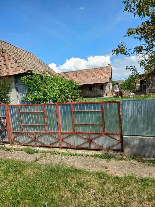 Casa de vanzare la țară - cu teren și utilitati