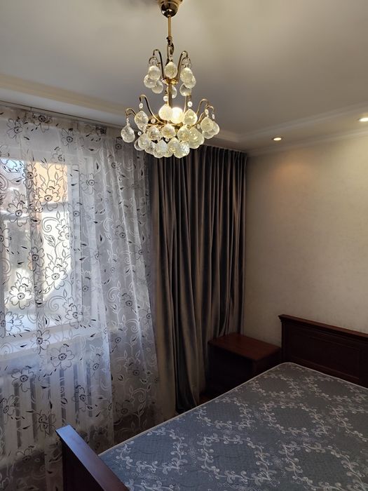 Продам кровать две тумбы люстру