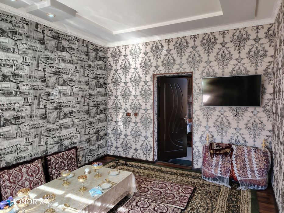 Qurilishi tugallanmagan lekin barcha sharoitlari ichida bo'lgan hovli.