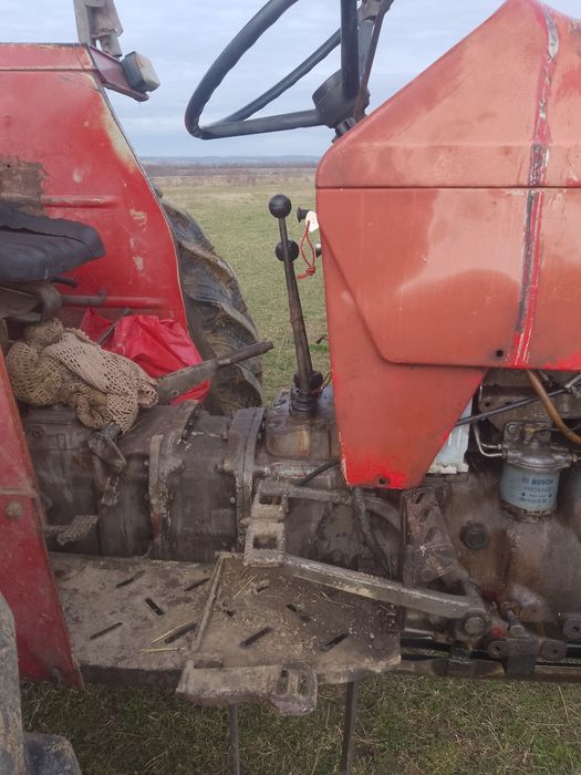 Vând tractor Massey Ferguson