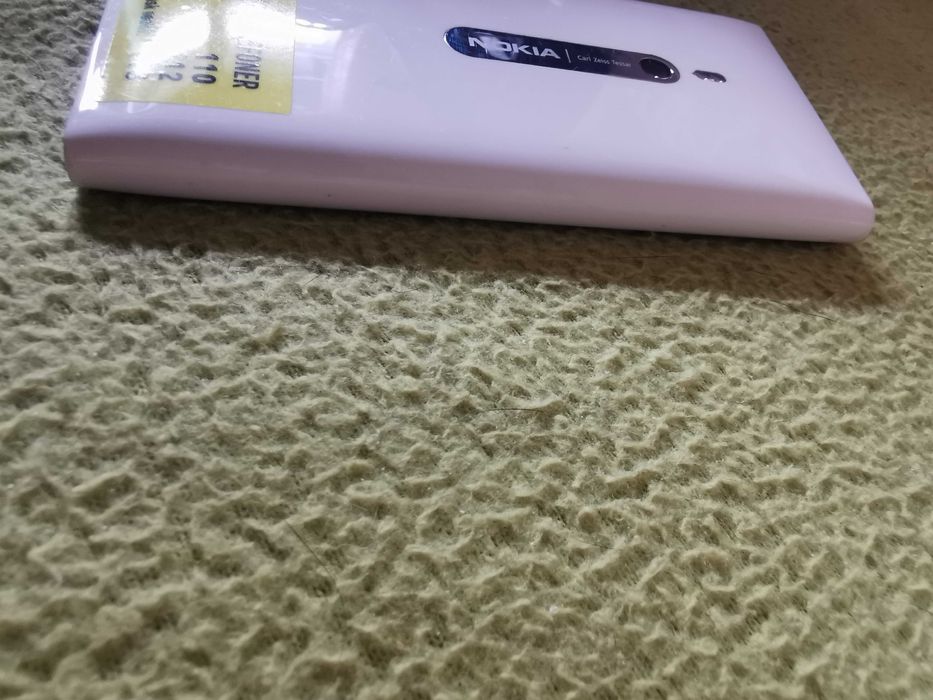Nokia Lumia 800 cu incarcator si cablu de date