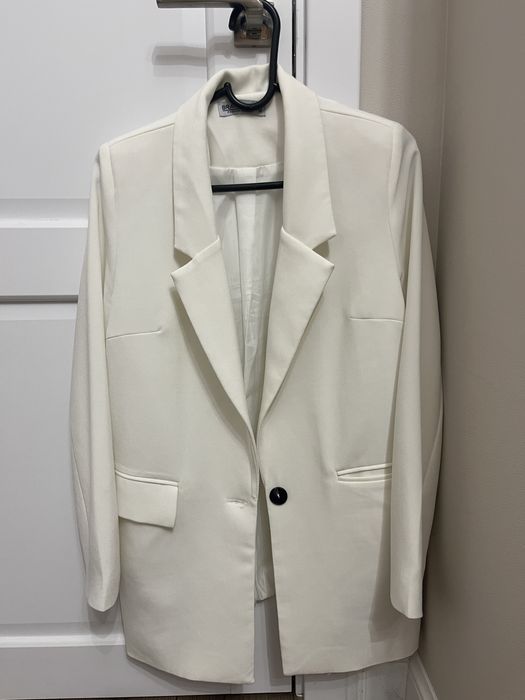 Белый пиджак в хорошом состоянии