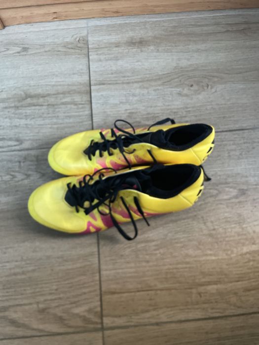 Ghete de fotbal cu crampoane