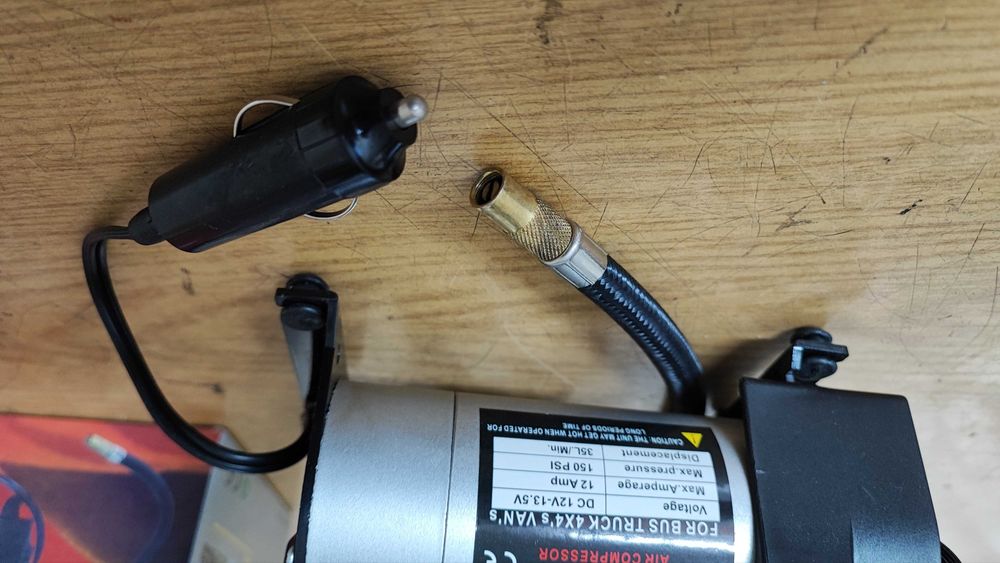 Продавам автомобилен компресор за гуми на 12v