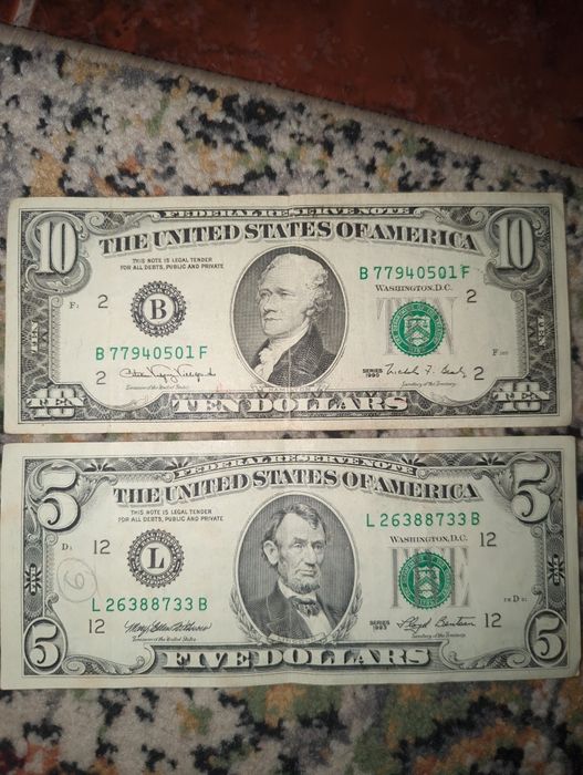 Vând dolari americani