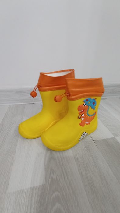 Продам детские резиновые сапоги.