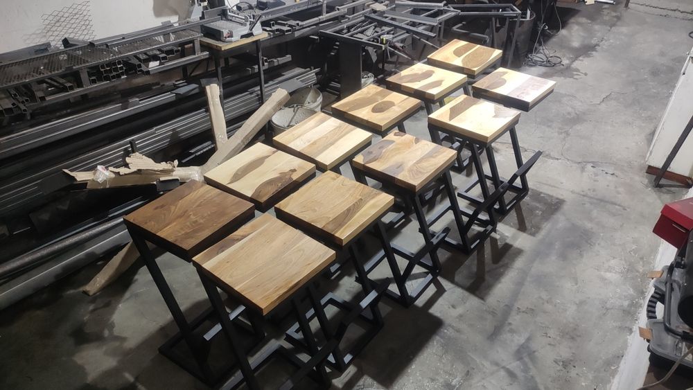 Барс стол от масив орех и метал