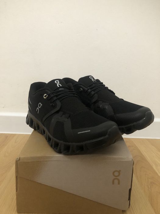 Продам  Кроссовки ON QC