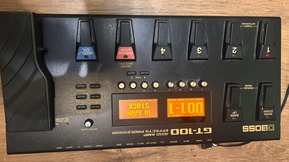 Продавам процесор BOSS GT-100 Ver.2 цената може и по договаряне