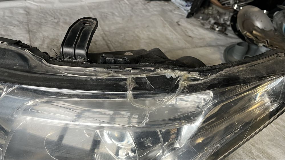 Mitsubishi Outlander 3 2012- ляв фар