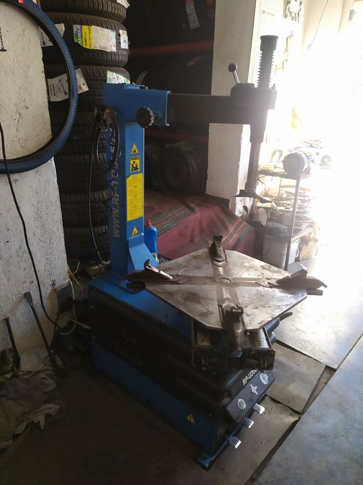 Машина за монтаж и демонтаж на гуми