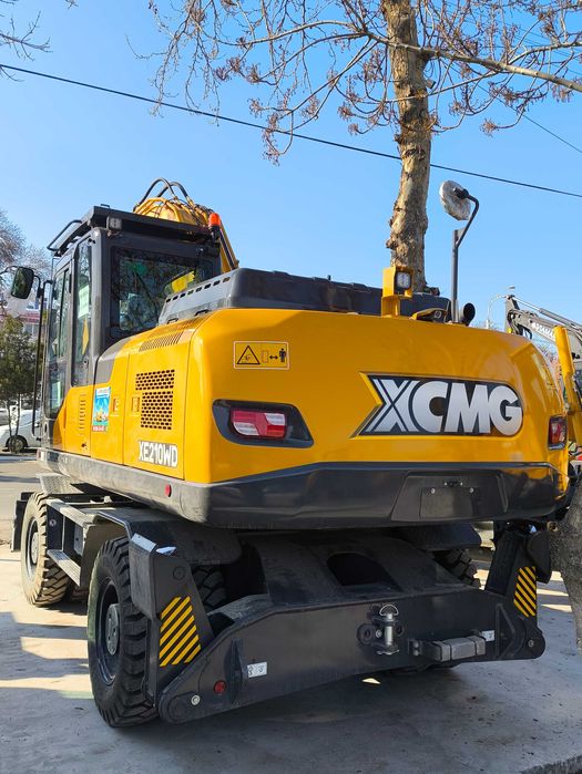 XCMG XE210WD — это более мощный и тяжелый колесный экскаватор 1 куб