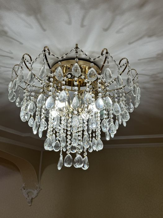 Люстра, нарядна и красива