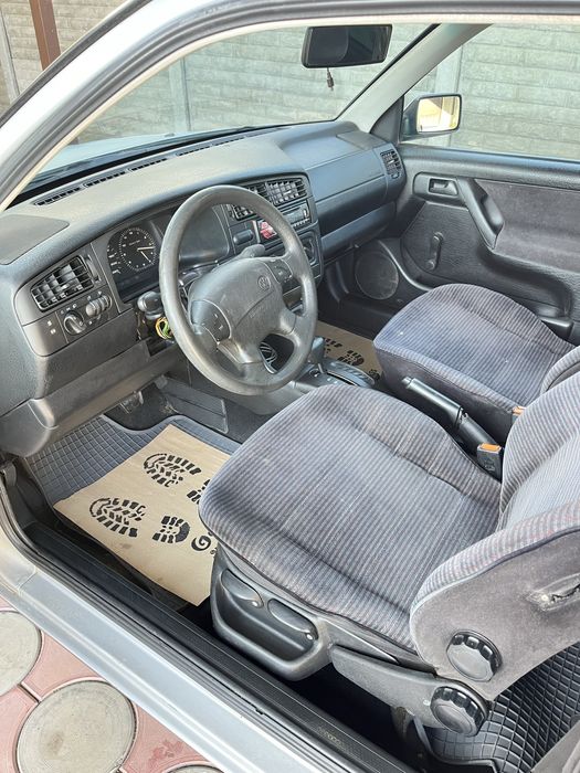 Volkswagen Golf.)