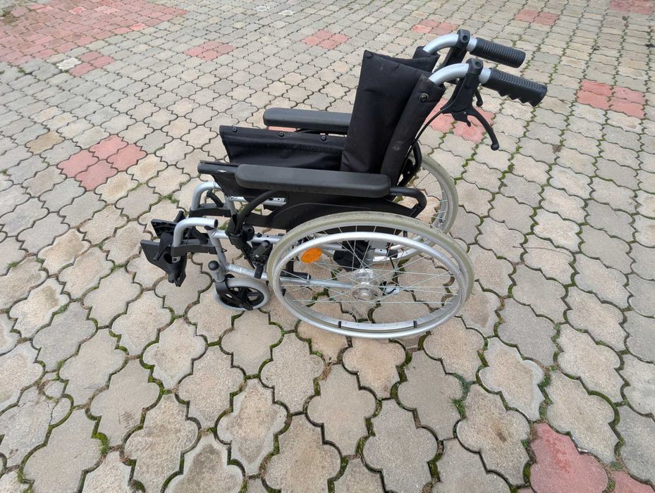 scaun  pliabil cu roti  pentru persoane  cu handicap