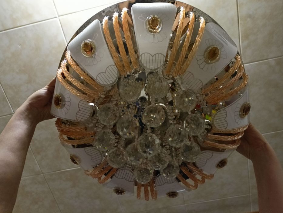 Продам яркую люстру