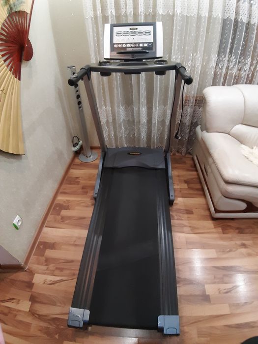 Беговая дорожка с программным управлением