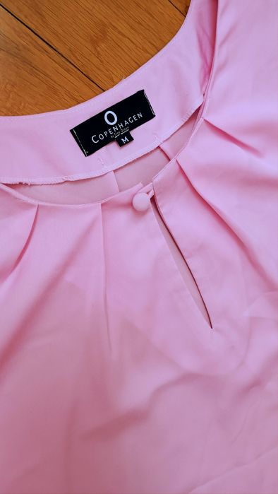 Топ в бонбонен цвят