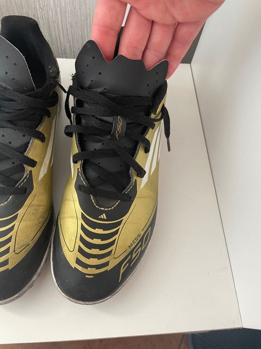 Адидас фотболи маратонки