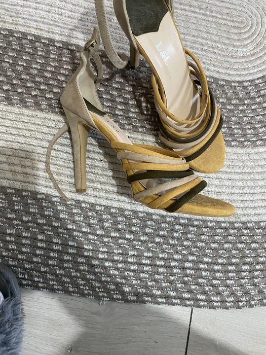 Sandale cu cureluse mustar