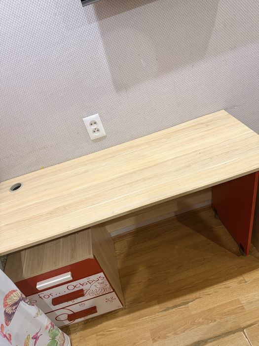 Стол и шкаф в детскую