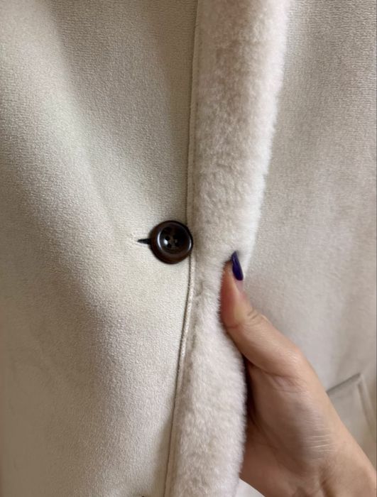 Бежевое замшевое пальто