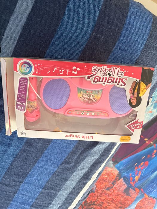 Различни видове детски играчки……